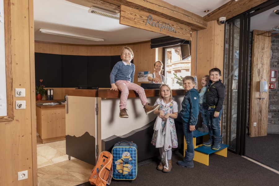 Kinder an der Rezeption im Hotel Hintertuxerhof