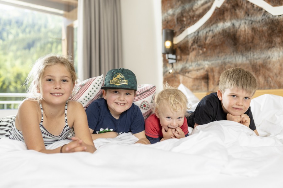 Kinder im Bett in einer Juniorsuite im Hotel Hintertuxerhof
