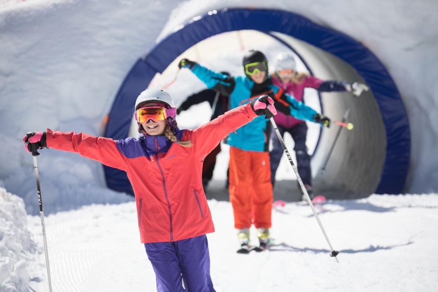 ©Hintertuxer Gletscher Kinder beim Skifahren auf der Funslope ©Hintertuxer Gletscher