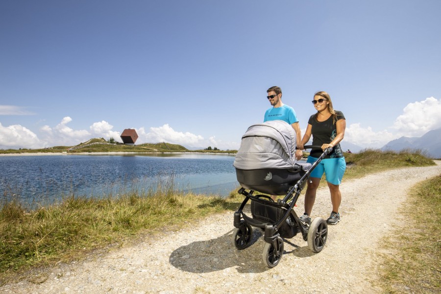 ©TVB Tux-Finkenberg Pärchen mit Kinderwagen am Speicherteich Granatkapelle Penken Mayrhofen ©TVB Tux-Finkenberg
