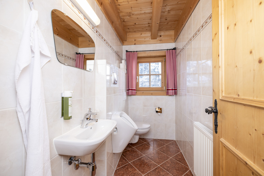 Gäste WC im Erdgeschoss der Family Lodge Maximilian