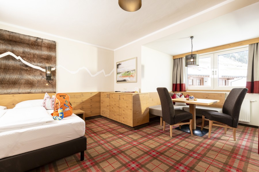 Familiensuite 1 Hintertux, Elternschlafbereich mit Sitzecke