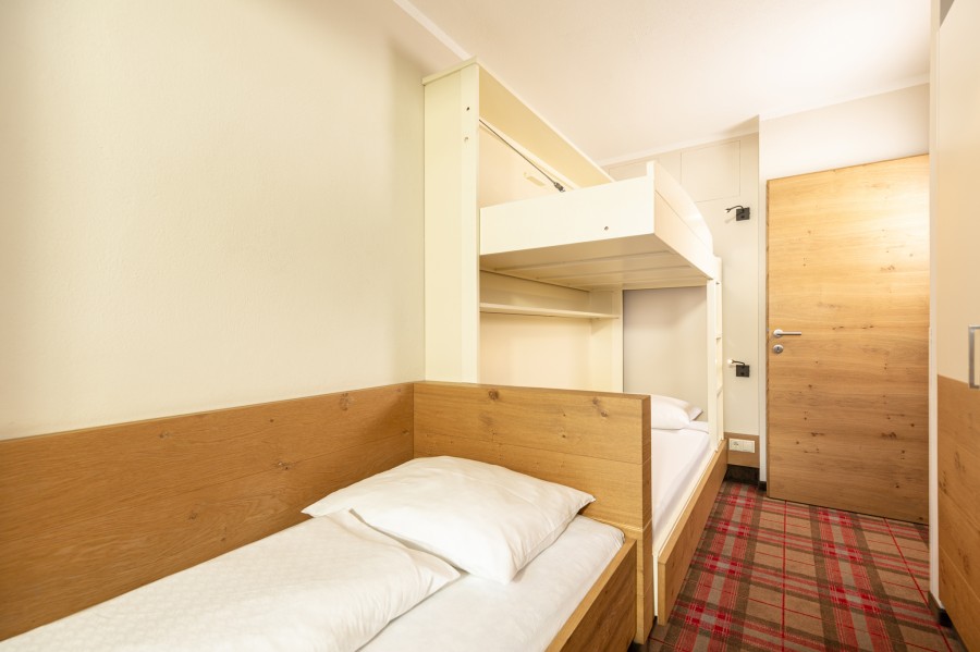 Familiensuite 1 Hintertux, Kinderzimmer mit Einzelbett und Etagenbett