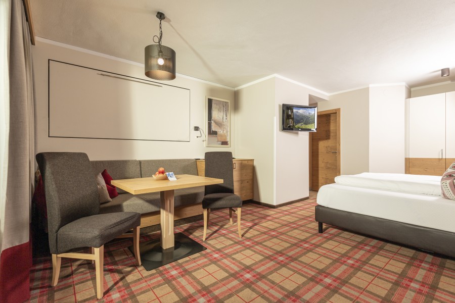 Familiensuite 2 Hintertux, Schlafbereich mit Sitzecke