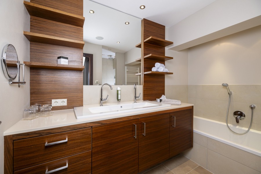 Familiensuite 3 Hintertux, Badezimmer mit Doppelwaschbecken und Badewanne