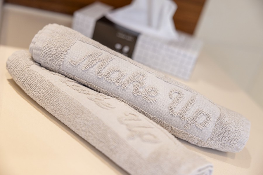 Familiensuite 3 Hintertux, Badezimmer Detailfoto mit Kosmetikhandtuch
