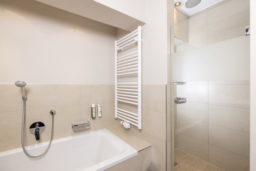 Familiensuite 3 Hintertux, Badezimmer mit Dusche und Badewanne