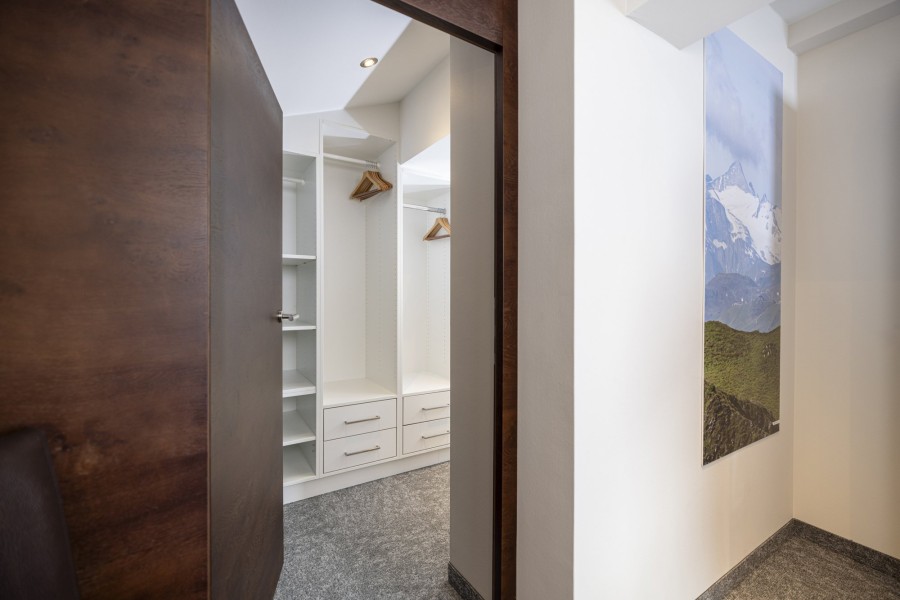 Familiensuite 3 Hintertux, Blick in den begehbaren Kleiderschrank