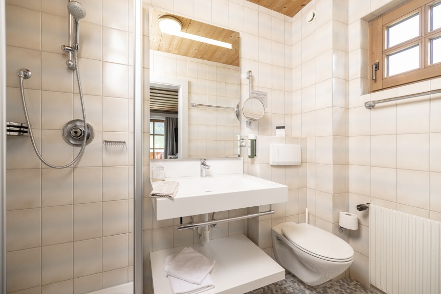 Familiensuite 4 Tirol, Badezimmer im Kinderzimmer mit Waschbecken, WC und Dusche