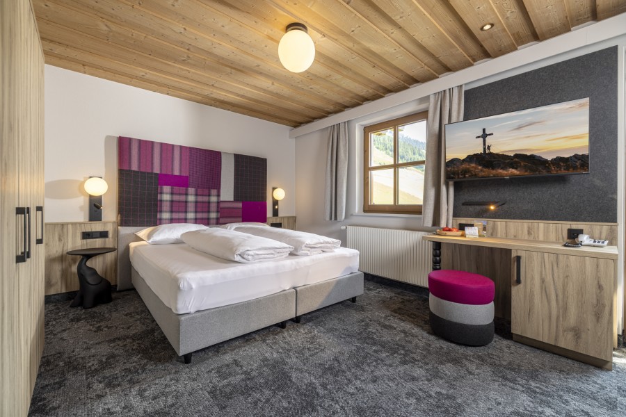 Familiensuite 5 Tirol, Schlafbereich mit Doppelbett