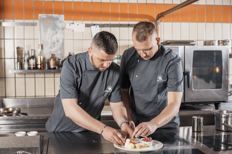 Küchenteam Hintertuxerhof, 2 Köche bei der Arbeit