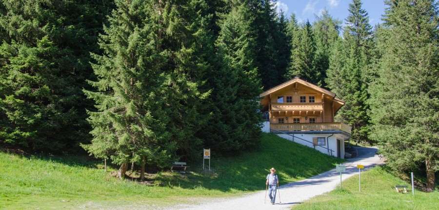 Aussenansicht der Family Lodge Maximilian im Sommer