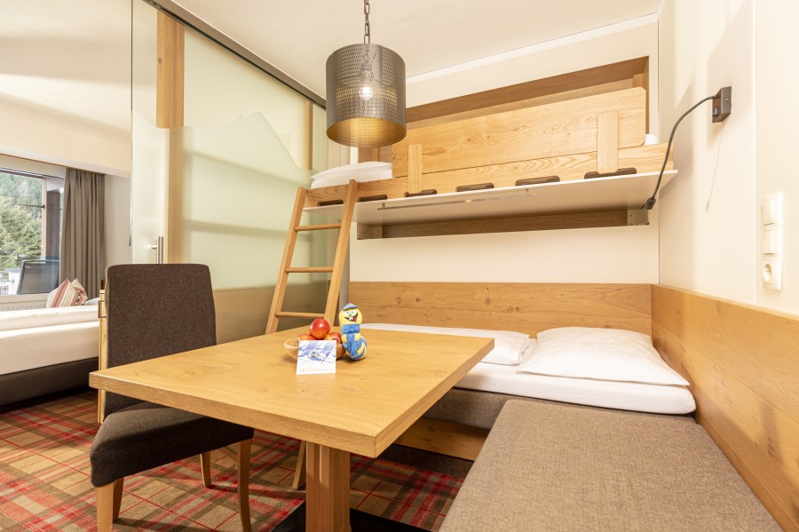 Sitzecke der Juniorsuite ist wandelbar in ein Etagenbett