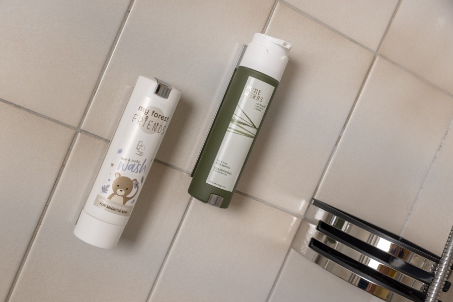 Badezimmer Detailbild mit Duschgel und Kinderduschgel