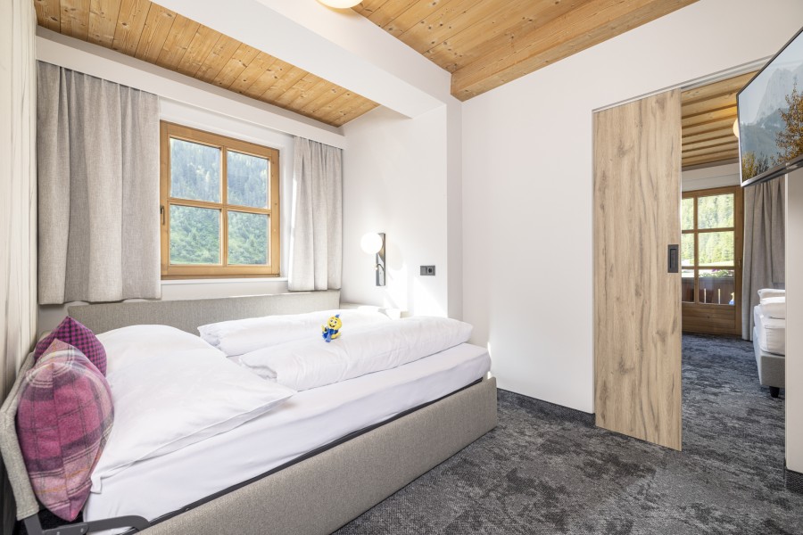 Die Couch der Sitzecke in der Juniorsuite Tirol lässt sich in ein Doppelbett umwandeln
