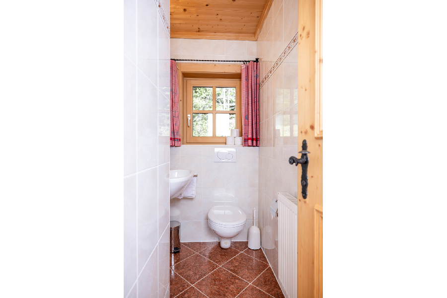 Blick ins WC im Obergeschoss der Family Lodge Maximilian