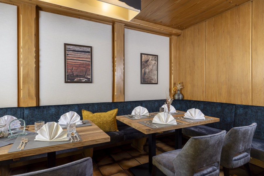 Gemütlicher Essbereich mit Eckbank und gedecktem Tisch im Restaurant des Hintertuxerhofs.