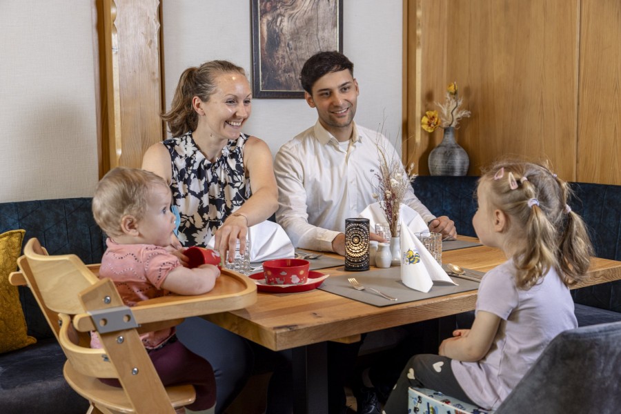 Familie genießt ein gemeinsames Essen im Restaurant des Hintertuxerhofs.