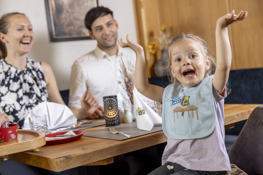 Familie genießt die Kulinarik im Restaurant des Hintertuxerhofs.