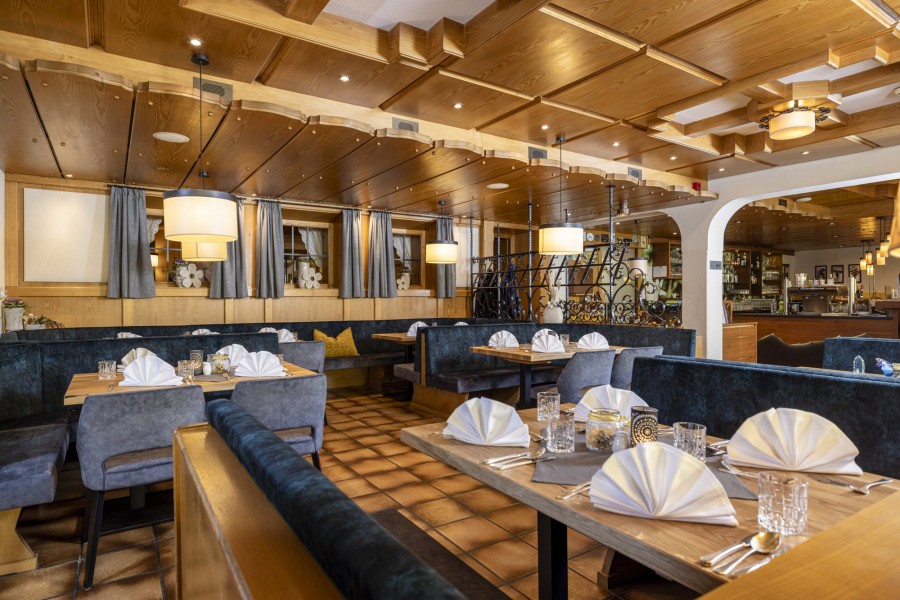Elegantes Restaurant im Hintertuxerhof mit stilvoll gedeckten Tischen.