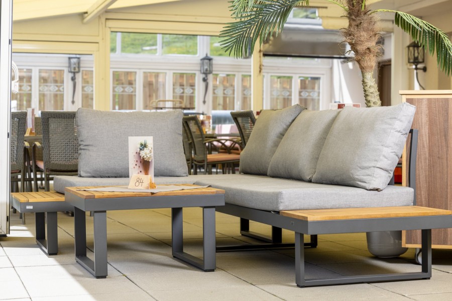 Gemütlicher Lounge-Bereich auf der Terrasse des Restaurants.
