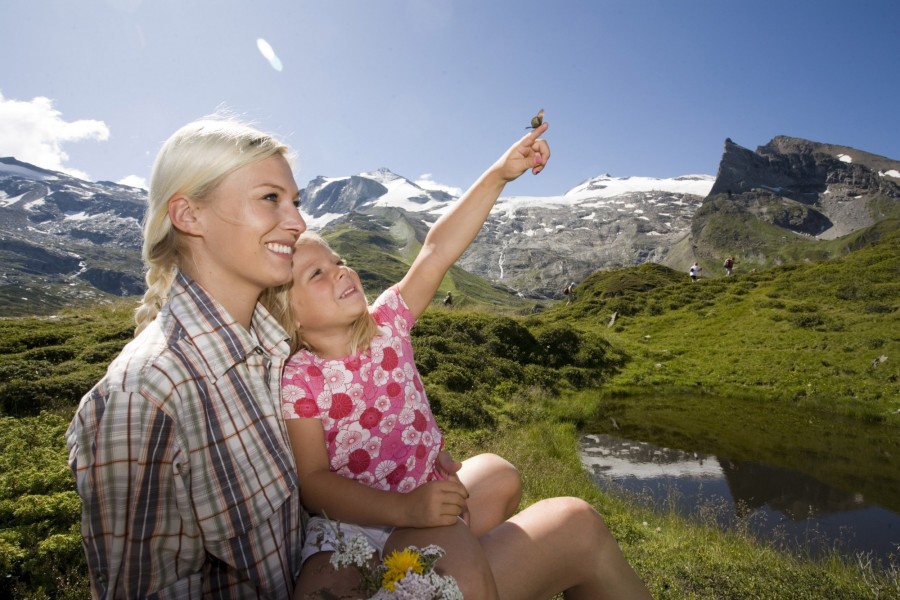 ©Hintertuxer Gletscher Mutter und Kind genießen den Blick zum Hintertuxer Gletscher ©Hintertuxer Gletscher