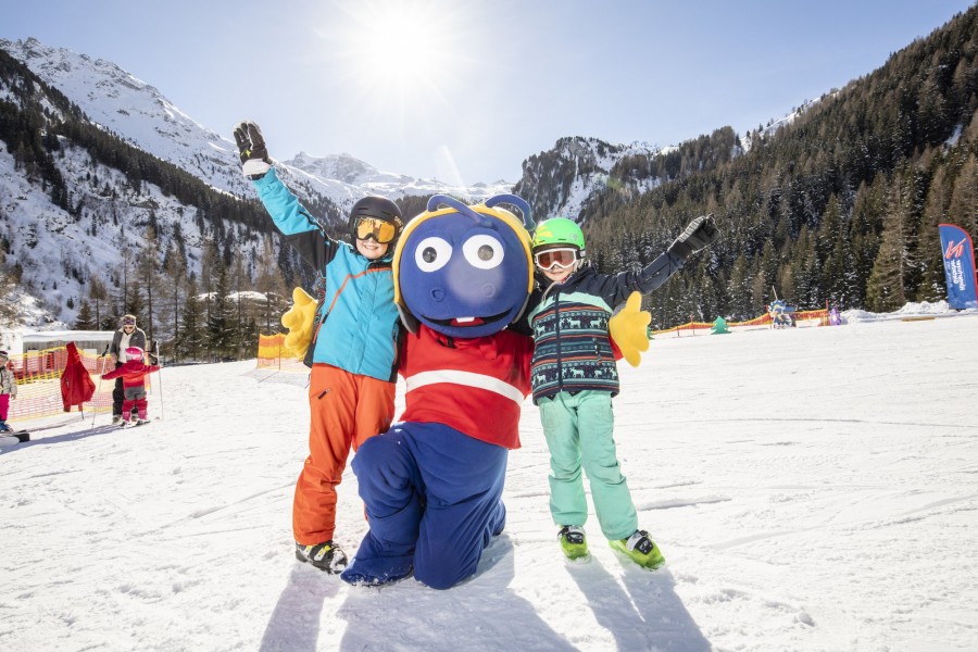 ©Hintertuxer Gletscher Kinder spielen im Schnee mit Gletscherfloh Luis ©Hintertuxer Gletscher