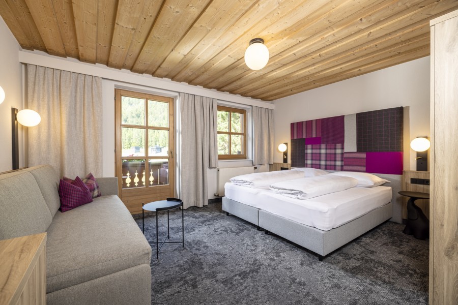 Zimmer Tirol mit Doppelbett und Couch