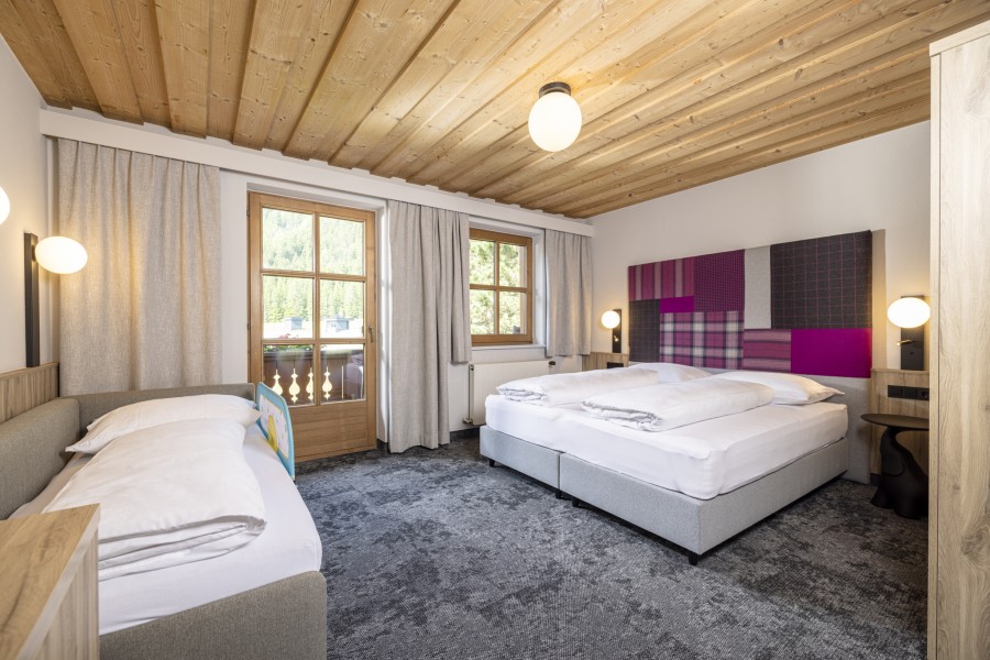 Zimmer Tirol mit Doppelbett und Zusatzbett