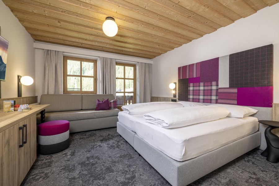 Zimmer Tirol mit Doppelbett und Couch
