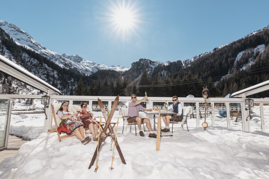 Restaurantterrasse im Hintertuxerhof mit verschneitem Panorama und gemütlichen Sitzgelegenheiten.