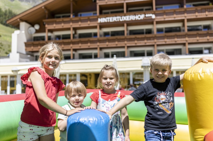 Lachende Kinder in der Hüpfburg vor dem Hotel Hintertuxerhof