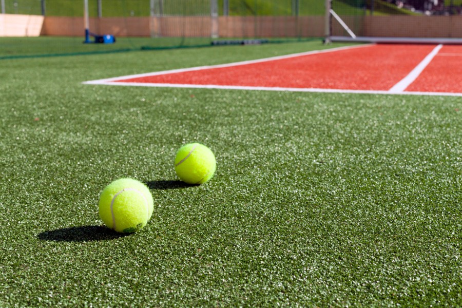Sportplatz und Tennisplatz am Hintertuxerhof mit Blick auf die Berge.