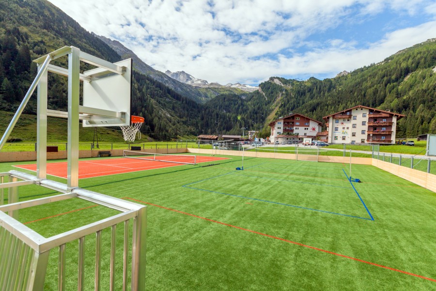 Sportplatz und Tennisplatz am Hintertuxerhof mit Blick auf die Berge.