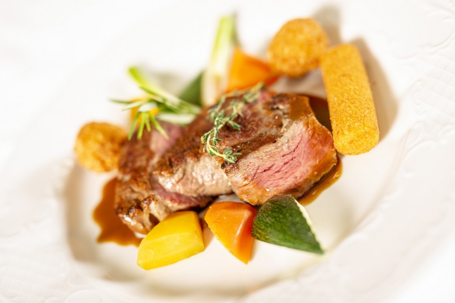 Elegantes Gericht mit Fleisch und frischem Gemüse im Restaurant des Hintertuxerhofs.